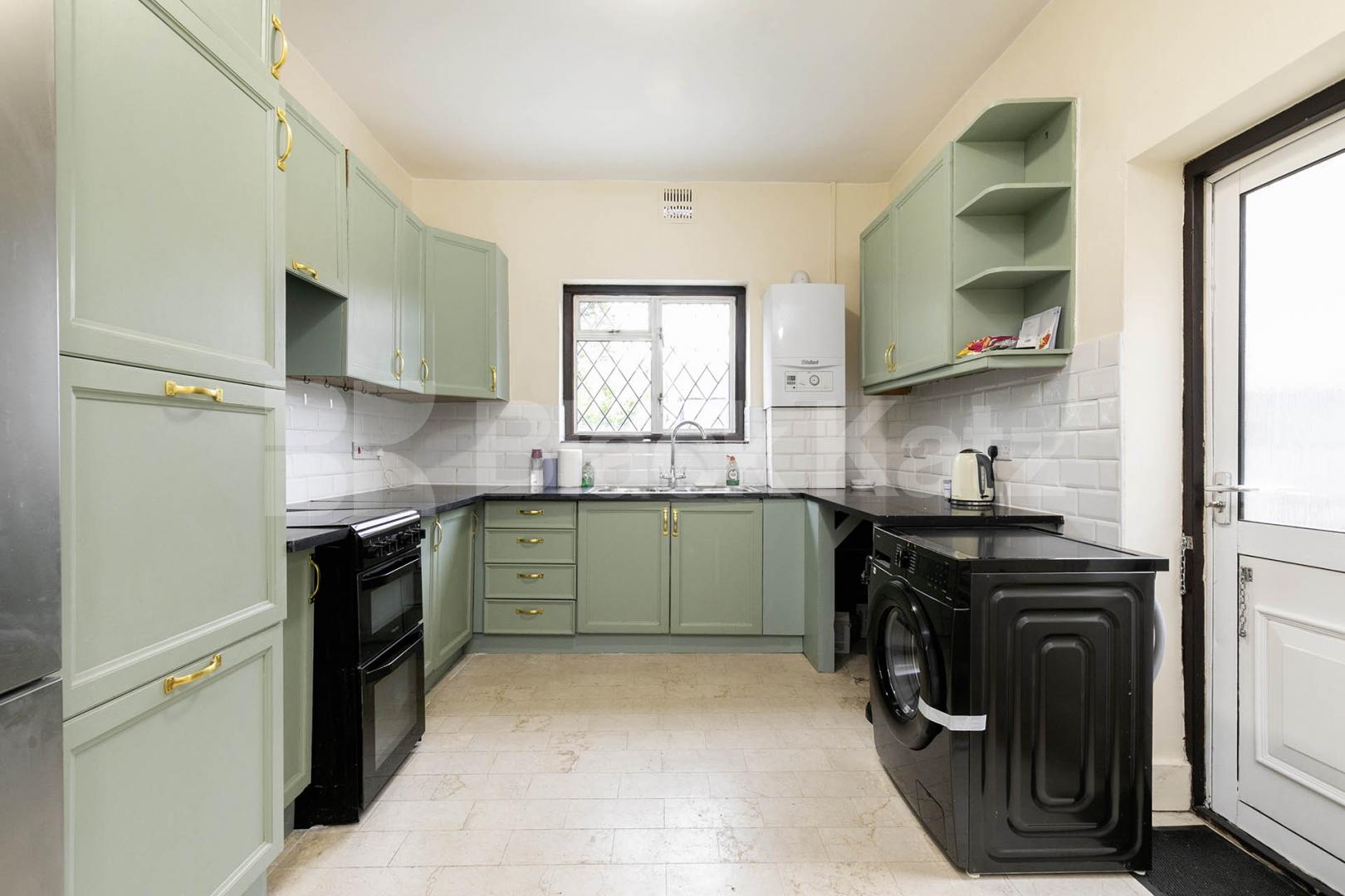 Amazing 5 double bedroom house with garden mins to tube & shops  Falkland Road, Turnpike Lane